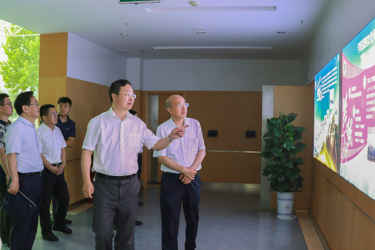 省自然资源厅一级巡视员施建石来我校调研