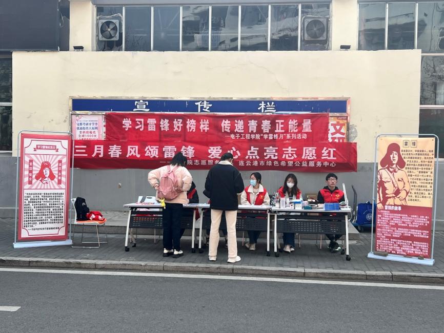 商店门口和行人描述已自动生成 商店门口和行人描述已自动生成