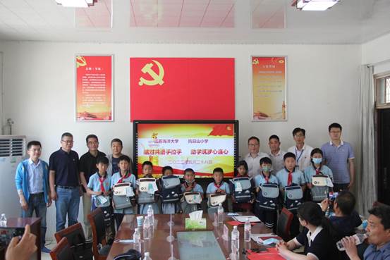 资助小学生合影 资助小学生合影