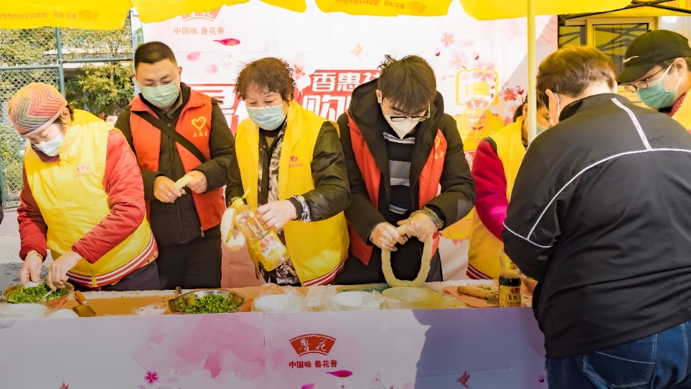 图片包含 女人, 桌子, 蛋糕, 游戏机描述已自动生成 图片包含 女人, 桌子, 蛋糕, 游戏机描述已自动生成