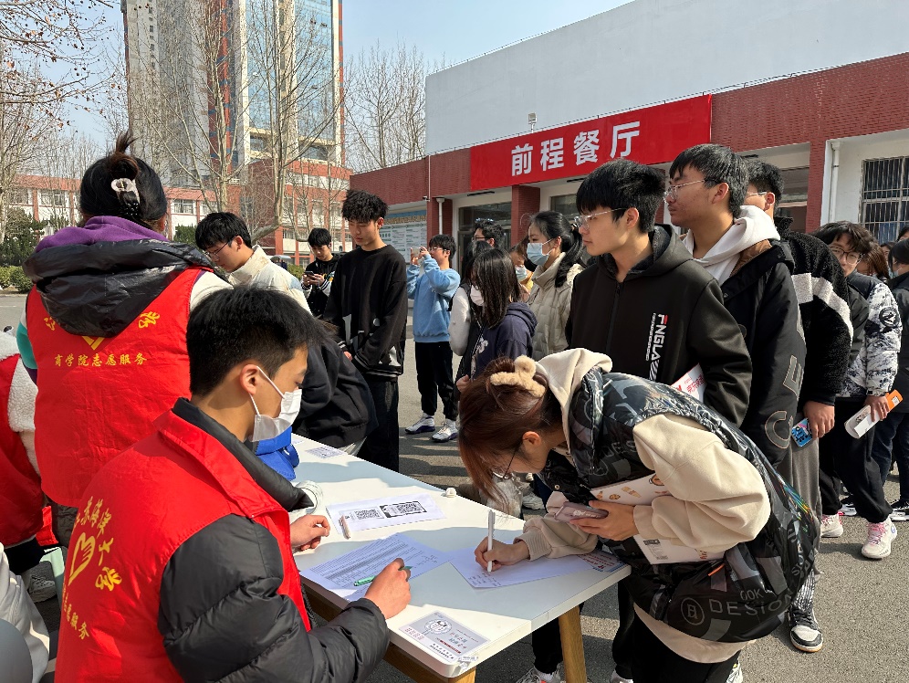 一群人在餐厅里坐着人描述已自动生成 一群人在餐厅里坐着人描述已自动生成