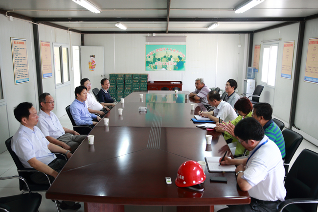 校领导听取淮海花园建设指挥部工作汇报