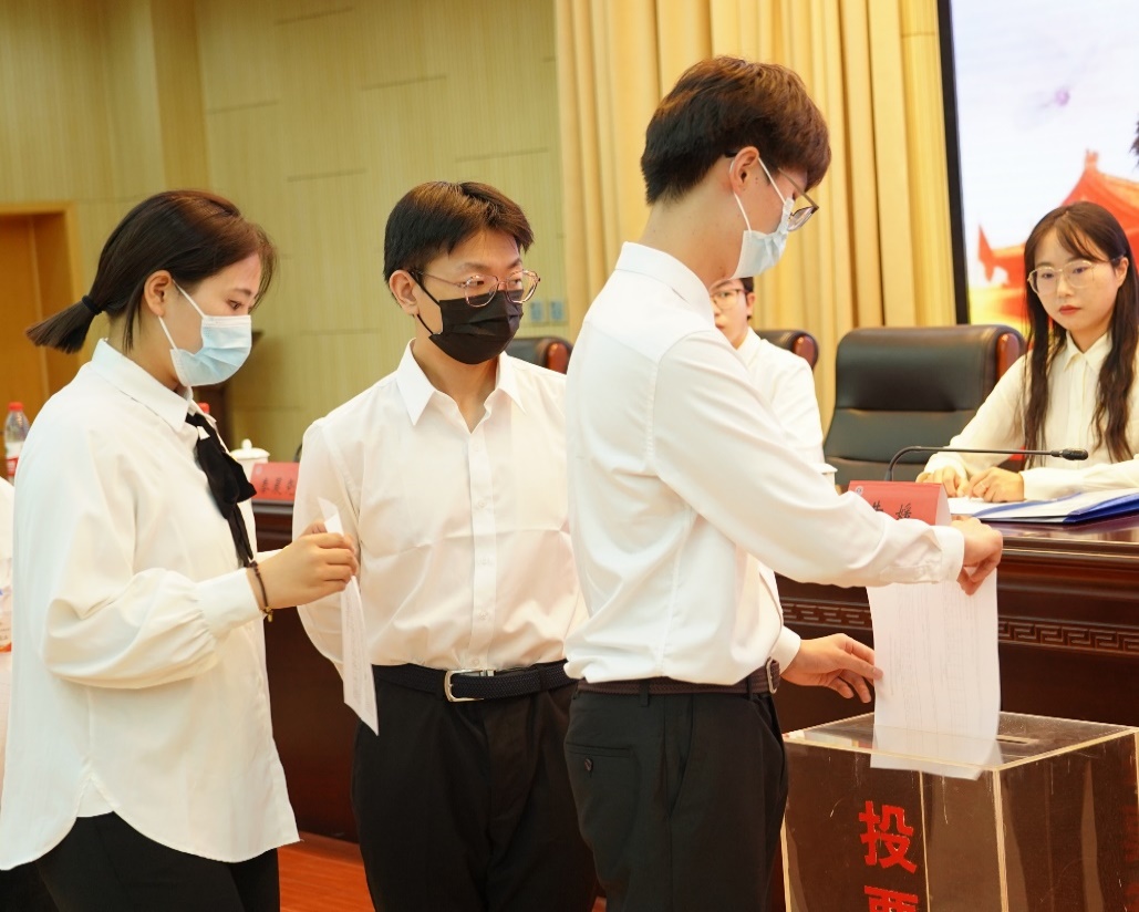 人们在看台上低可信度描述已自动生成